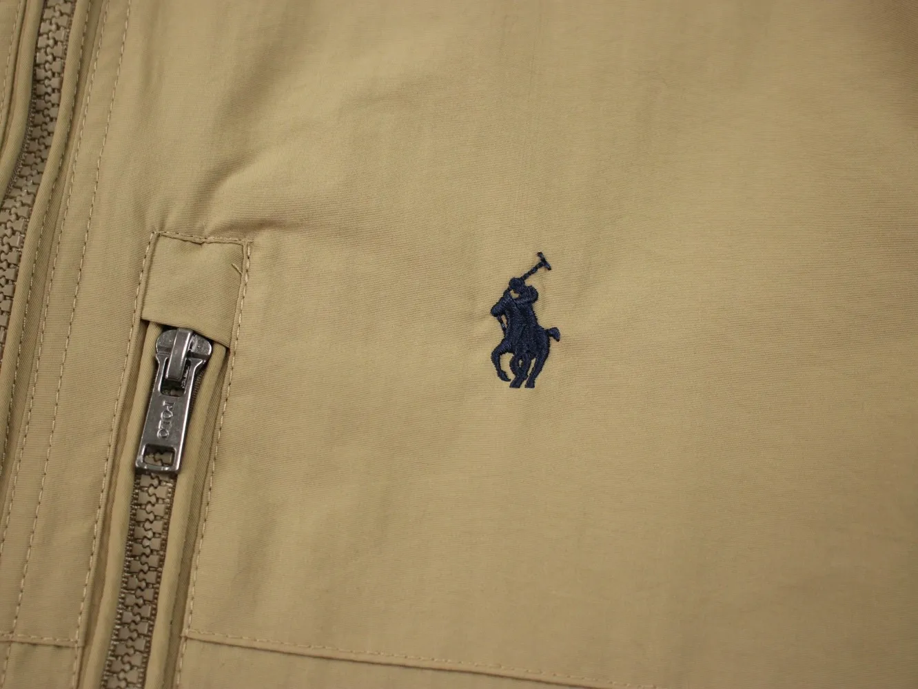 🅿️350 Ralph Lauren Fall New Classic Small Logo Embroidered Hooded Zipper Windproof and Waterproof Jacket 1️⃣ Customized coated fabric, windproof and waterproof, exquisite small logo embroidery on the chest to highlight your personality, and the workmanship details are perfectly controlled! 2️⃣It is very youthful and energetic, and can be easily worn by both men and women. It is very in line with the fashion aesthetic concepts of today's young people! 3️⃣ Full set of customized accessories, complete with three labels, same style for men and women, a must-have for couples. Color: Navy Khaki Size: S, M, L, XL